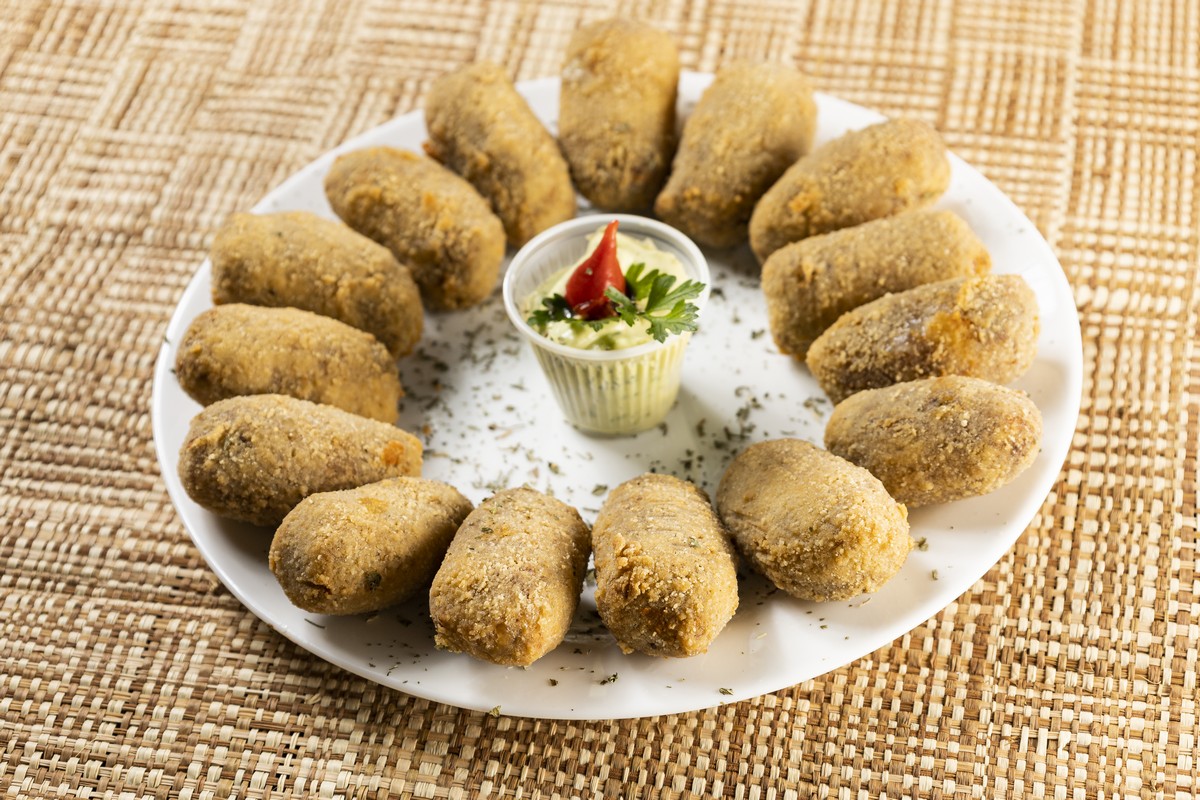 BOLINHO DE MANDIOCA COM CARNE SERENADA