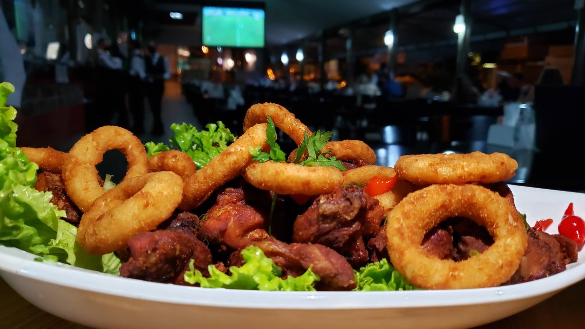 FRANGO A PASSARINHO COM ANÉIS DE CEBOLA